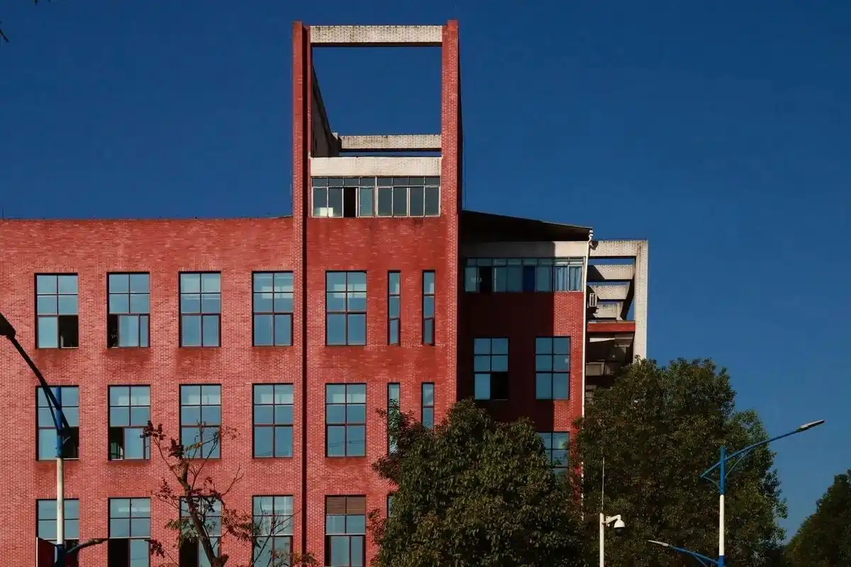 全重庆唯一一所公办性艺术院校 有问题的同学可以进 给大家附上学校