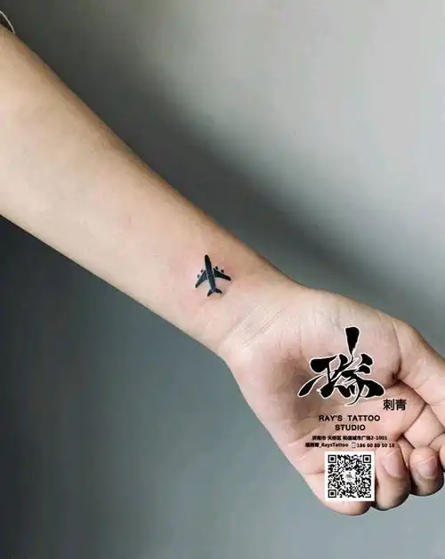 小灰机纹身图片_手臂图腾小清新纹身图案