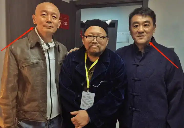 65岁葛优现身音乐活动,穿皮衣打扮时髦,一旁何冰化妆黑眼圈重