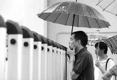 焦急地等人写一种情景