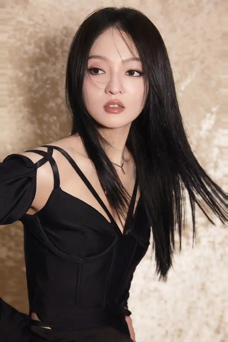 张韶涵# 一袭黑色开叉礼裙,肤白貌美的容颜,窈窕曼妙的身材,纤细直白