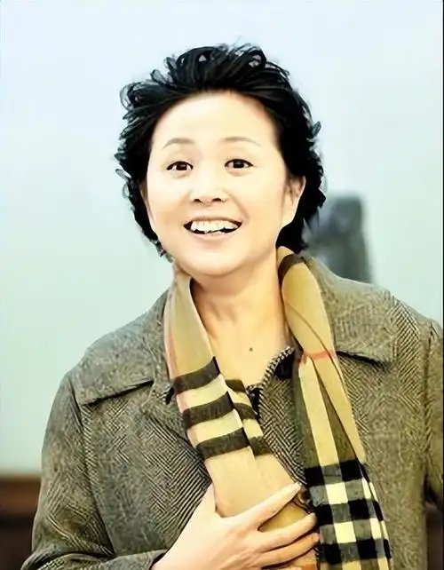 这时可能很多人纳闷了:"那孟非是咋和黄菡认识的?