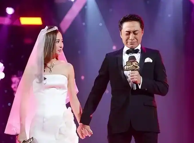 因为马景涛年龄要大一些,所以在同剧组里,对吴佳尼很是照顾,吴佳尼也