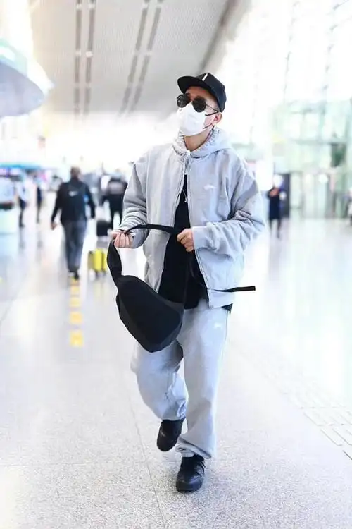 陈小春的减龄穿搭,"运动套装"造型活力十足,这哪像55岁了