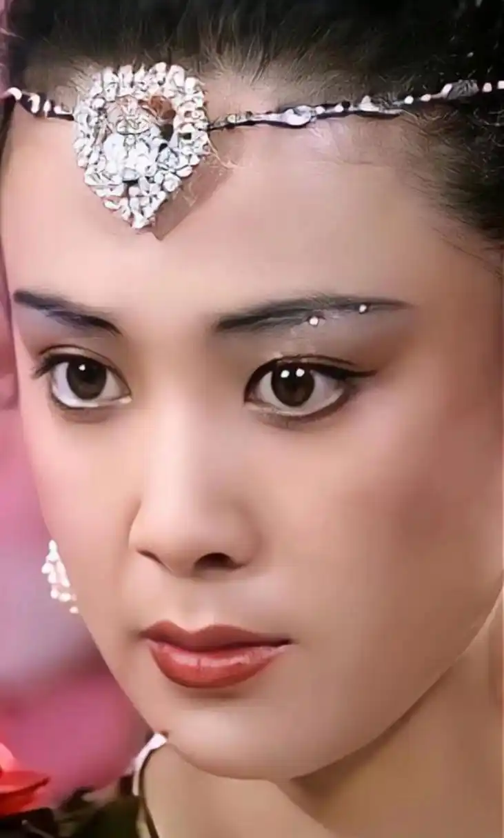 1990年拍摄《封神榜》时,26岁的傅艺伟死活不肯和56岁的达奇拍吻戏,"