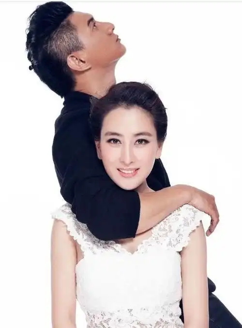 马苏不慎曝光私房照,看到她挽着的男人,网友喊话诗诗姐