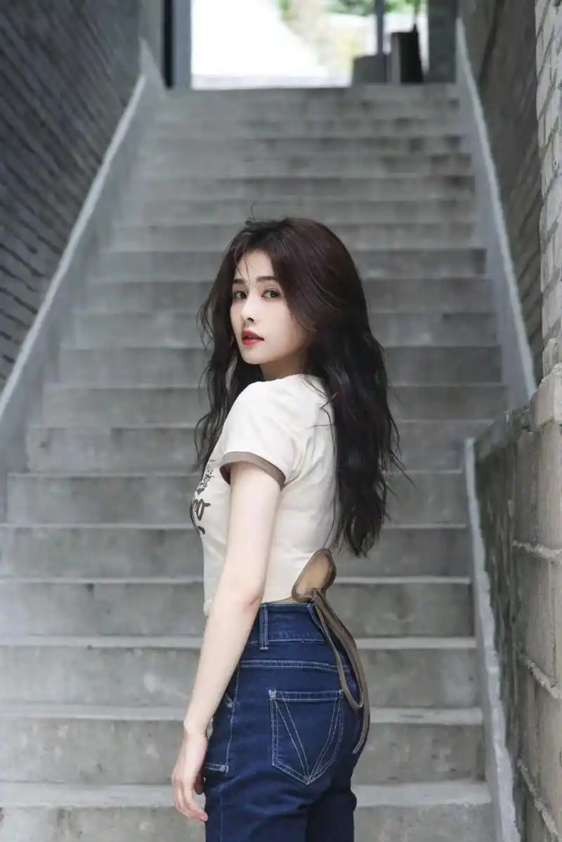 许凯和张楠是很多年前的事了,现在没关系.  2.