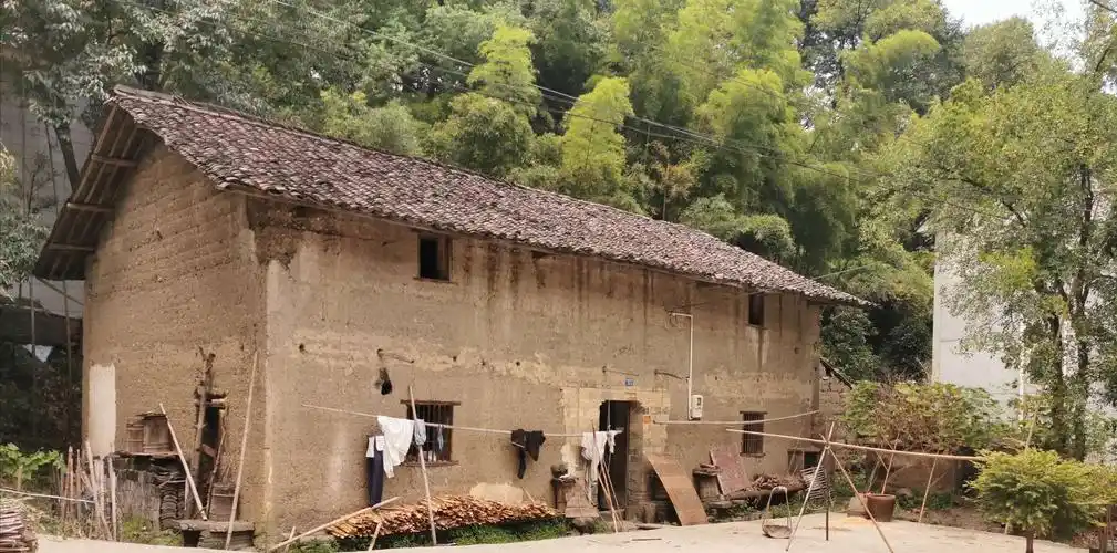 七十年代的农村住房,泥土垒成,低矮,破旧,光线昏暗,外形毫无现代感.