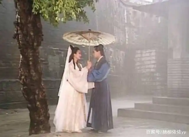 说起西湖伞,大家都会不约而同地想起断桥,想起许仙与白娘子雨中在断桥