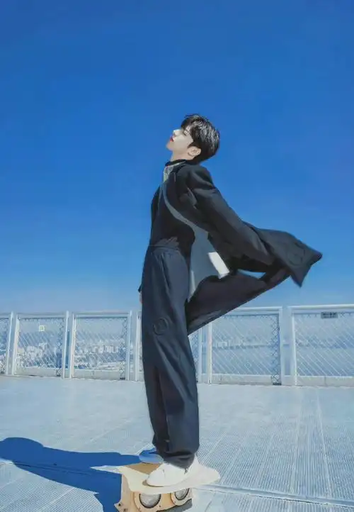 刘耀文风衣造型小合集9615大长腿77完美身材比例穿什么都好看!