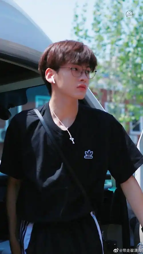 其实我不太感冒金丝边眼镜这个单品但是个人觉得翟潇闻和小太子戴眼镜