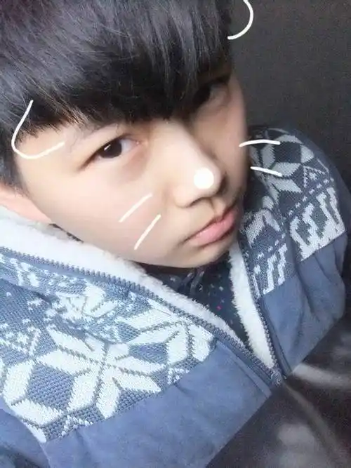 18岁男孩真实照片本人自己的可以不同一男生真实生活照多张,阳光帅气