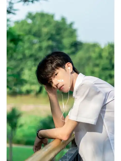 男生写真是阳光耀眼还是少年