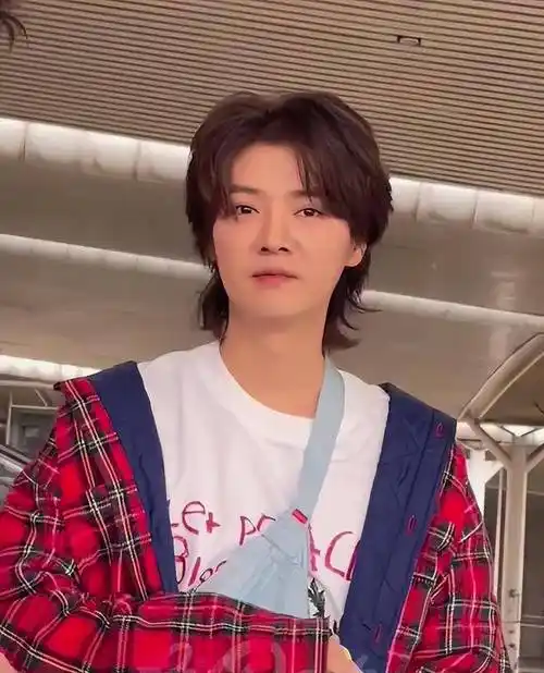 关晓彤,鹿晗越来越有夫妻相,最新露面双双浮肿,被吐槽