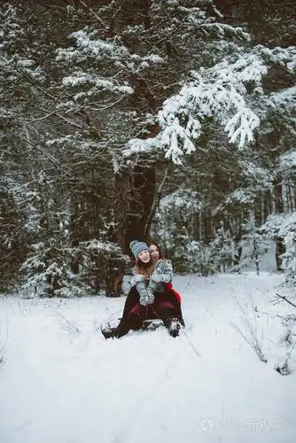 两个年轻的少女时髦女孩朋友在一起.