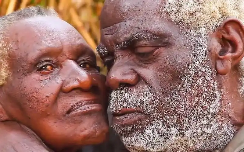 非洲纪录片:相恋百年的一对夫妻,妻子去世,丈夫也不肯独活!