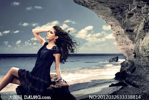 海边的飘逸长发美女模特侧面摄影高清图片