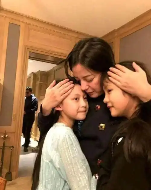 赵薇女儿小四月近照曝光,因嘴太像爸爸,被网友嘲讽_网易订阅