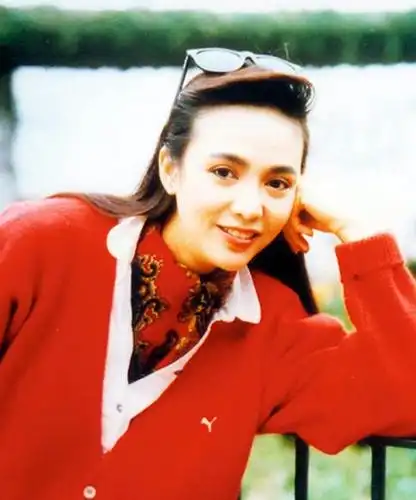 郑裕玲年轻时衣品超赞,放着好好的穿搭博主不当疯狂整容面目狰狞