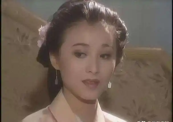 《情深深雨蒙蒙》的播出引发了巨大的热潮,徐露因此剧迅速崭露头角