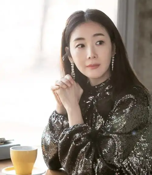 今年2月,崔智友在某社交平台开通了社交账号,常常分享自己的家庭生活