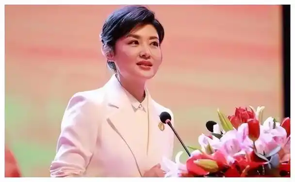 嫁亿万富豪的央视一姐董卿力压现成央企老板