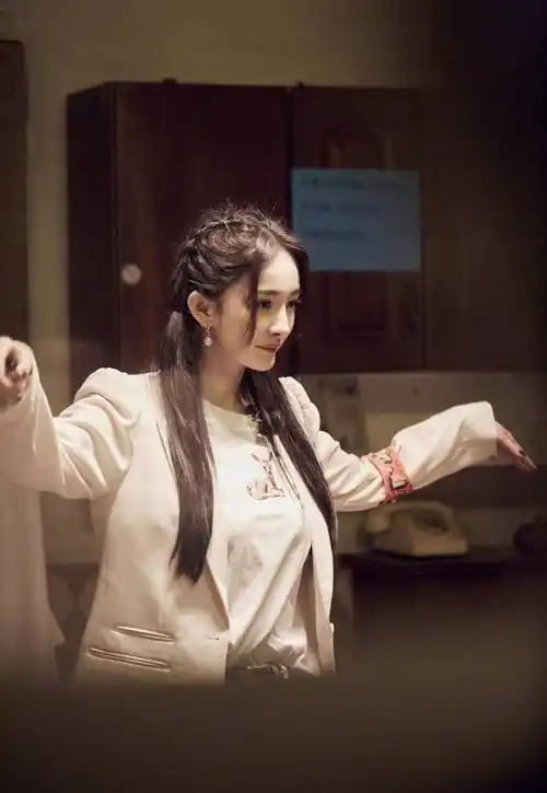 杨幂综艺私服惊艳,t恤叠穿清新少女,双马尾变身减龄"少女幂"_粉色