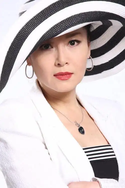 63岁恬妞和钟汉良同框,穿白衬衫配黑蕾丝,颜值依旧很"抗打"