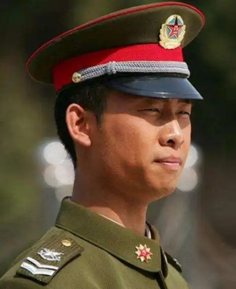 军人出身的4大明星,杨洋05年就已经入伍,她现已是大校军衔