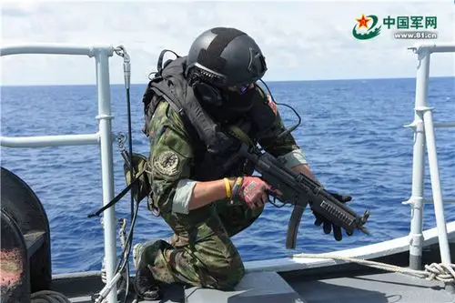 外军特种兵全副武装登解放军战舰场面炫酷