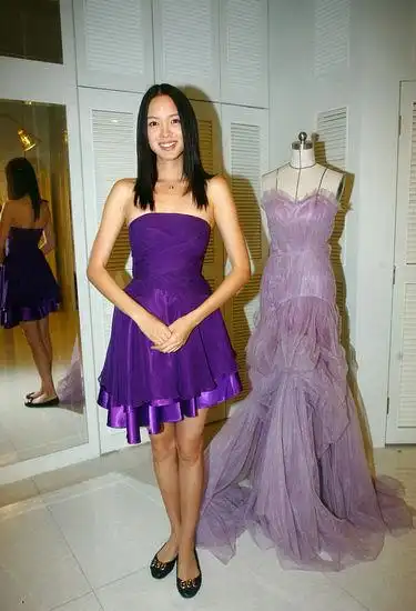 张梓琳和礼服合影