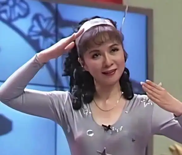 回顾蔡明:嫁初恋丁秋星,结婚38年生一子,如今儿子是她的骄傲