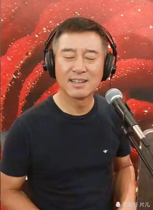 满文军近照罕见曝光,两鬓斑白风采犹在,曾因歌曲《懂你》走红