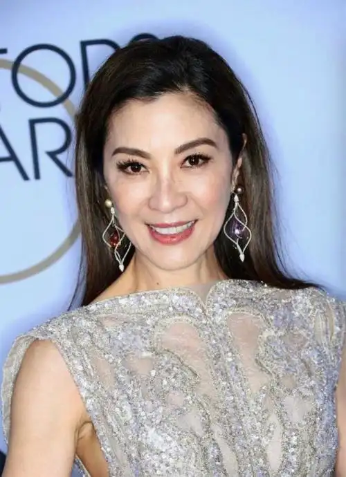 56岁杨紫琼为奥斯卡颁奖,笑容自信,被赞"美人在骨不在皮"!