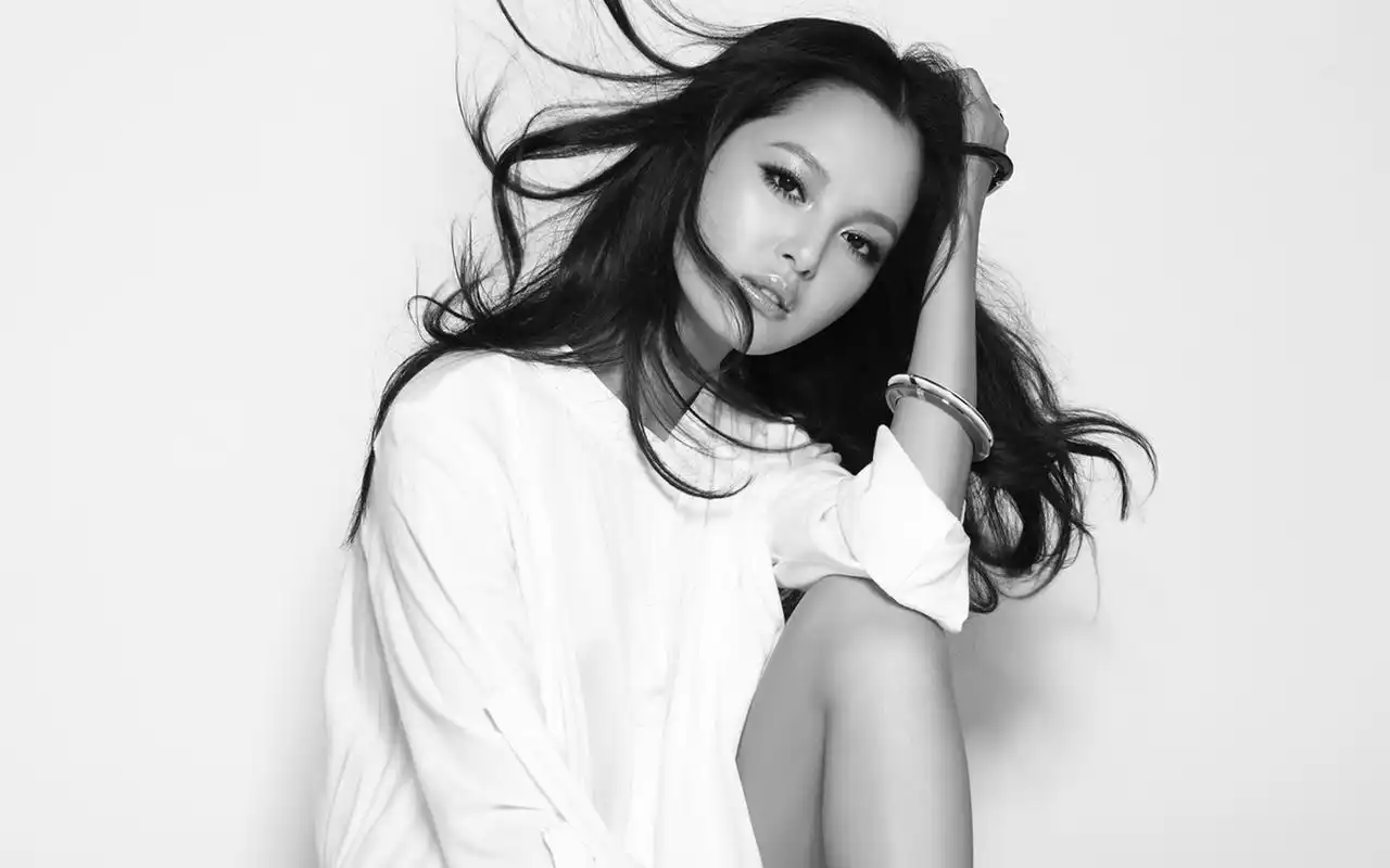 辛芷蕾黑白性感写真桌面壁纸