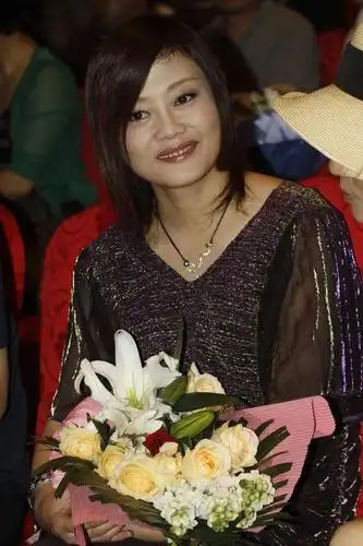 曾是90年代流行女歌手,无奈替前夫还债,如今45岁带女儿生活