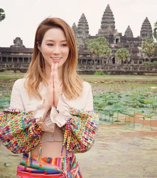 徐子淇出席活动,穿泡泡袖比老公还壮硕,腰身臃肿太显胖_身材_风衣