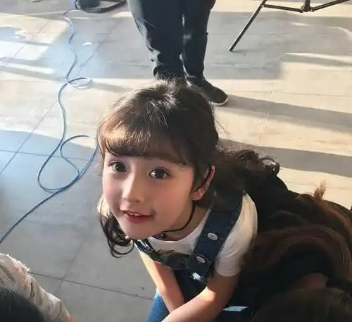 10岁的裴佳欣长大了,晒出最新漂亮写真引网友热议,网友:真苦_网易订阅