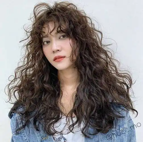 额头窄脸长的女性,烫什么发型比较好?今天为你解答