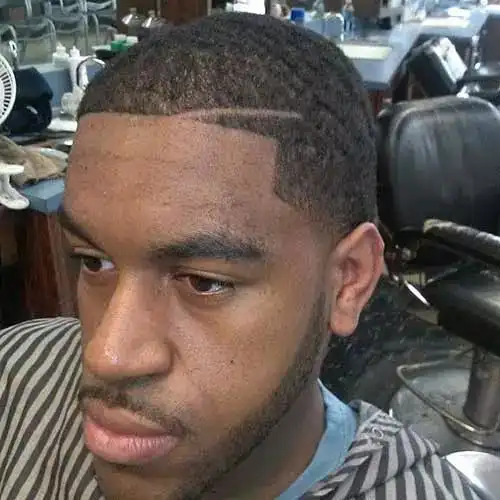 较短的正式侧梳发型4. 渐变型黑人卷发3. 深色短发2. 金色锥形发型1.