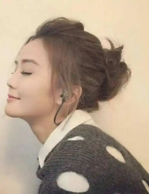 排行榜 时尚 正文 马尾是适合每个年龄层次的人,尤其是女学生.