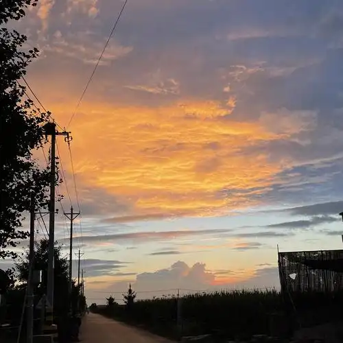 农村的日落好像总比城市的更热烈一点