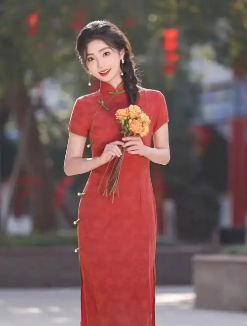 旗袍,是中国传统的优雅服饰,无论是在节庆还是日常生活中,都展现出了