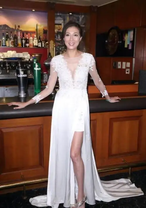 48岁的吴绮莉越老越大胆穿半透视纱裙秀身材美腿让人挪不开眼