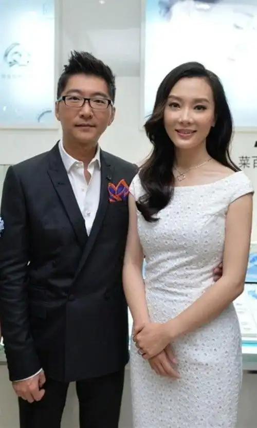 陈数罕见携夫出席活动,穿紧身白裙成熟知性,获老公揽腰真幸福