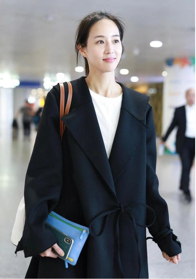 被"张钧甯"气质惊艳!穿黑色大衣搭配牛仔裤走机场,美出新高度