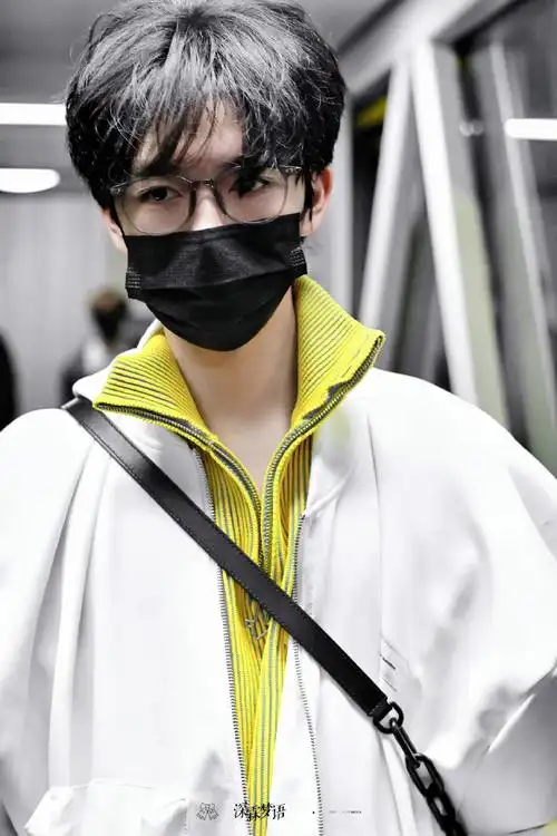 时代少年团今日机场饭拍#贺峻霖今日机场饭拍简约风穿搭的阳光小贺