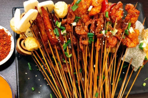 老地方油炸串串自品牌开业以来,就深受各类美食的追捧