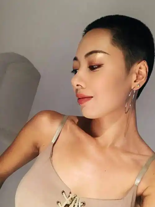 浅唠一下,剃寸头的女生有多酷?