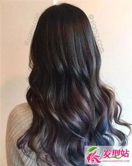 韩式系列的水波纹卷发,发色选择时尚感,质感亚麻棕的水波纹线条,缆